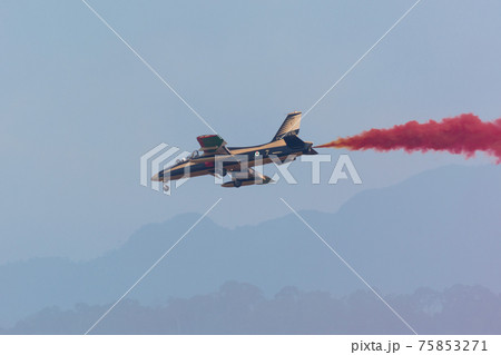 アラブ首長国空軍アクロバットチーム「アル・フルサン」 75853271