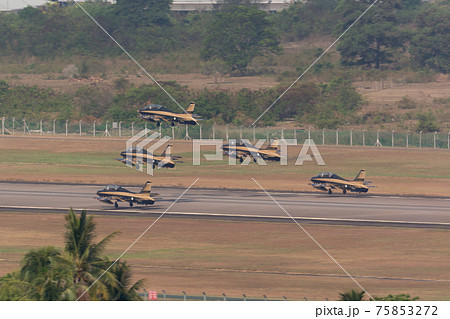 アラブ首長国空軍アクロバットチーム「アル・フルサン」 アラブ首長国空軍アクロバットチーム「アル・フルサン」 75853272