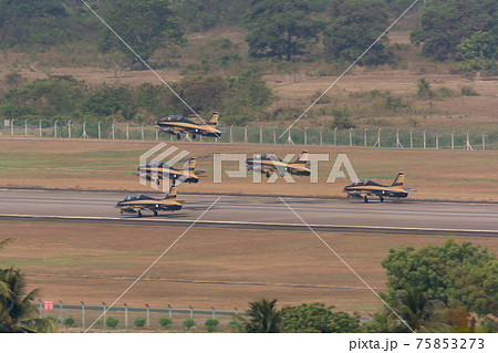 アラブ首長国空軍アクロバットチーム「アル・フルサン」 アラブ首長国空軍アクロバットチーム「アル・フルサン」 75853273
