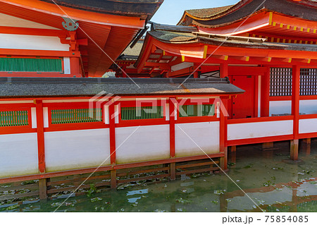 世界遺産宮島の厳島神社回廊 世界遺産宮島の厳島神社回廊 75854085