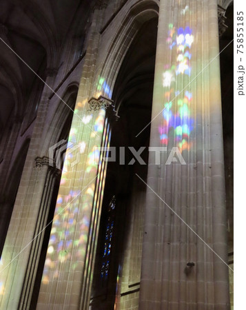 ポルトガル バターリャ修道院 柱に映るステンドグラスの光 ポルトガル バターリャ修道院 柱に映るステンドグラスの光 75855185