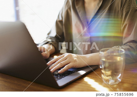 在宅ワークをする女性 75855696