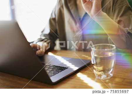 在宅ワークをする女性 75855697