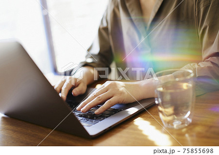 在宅ワークをする女性 75855698