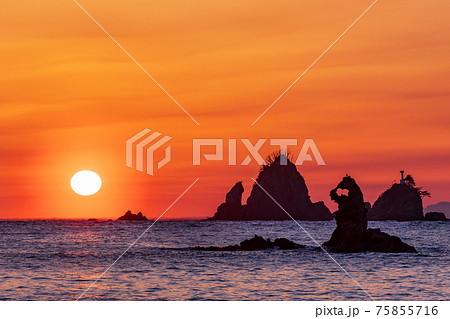 （静岡県）西伊豆・大田子海岸の夕陽 75855716