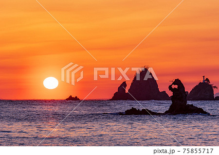 （静岡県）西伊豆・大田子海岸の夕陽 75855717
