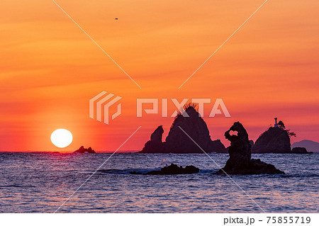 (静岡県)西伊豆・大田子海岸の夕陽 (静岡県)西伊豆・大田子海岸の夕陽 75855719
