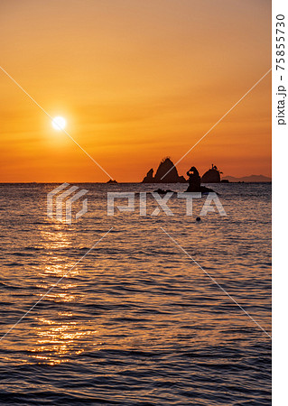 (静岡県)西伊豆・大田子海岸の夕陽 (静岡県)西伊豆・大田子海岸の夕陽 75855730