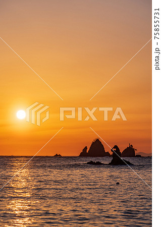 （静岡県）西伊豆・大田子海岸の夕陽 75855731