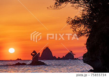 (静岡県)西伊豆・大田子海岸の夕陽 (静岡県)西伊豆・大田子海岸の夕陽 75855734