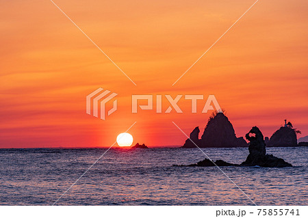 （静岡県）西伊豆・大田子海岸の夕陽 75855741