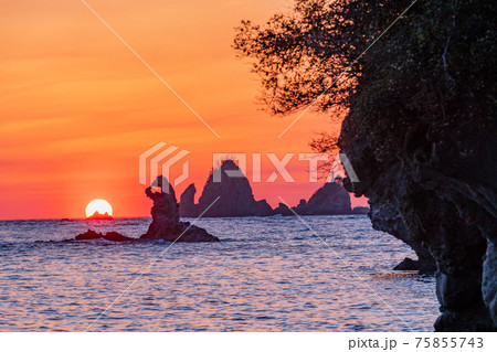 (静岡県)西伊豆・大田子海岸の夕陽 (静岡県)西伊豆・大田子海岸の夕陽 75855743