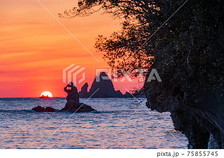（静岡県）西伊豆・大田子海岸の夕陽 75855745