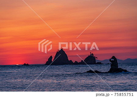 (静岡県)西伊豆・大田子海岸の夕陽 (静岡県)西伊豆・大田子海岸の夕陽 75855751