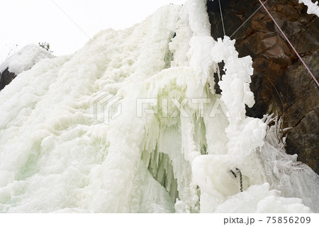 Frozen waterfall from a stone cliff in the national park. 75856209