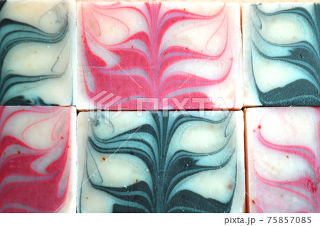 マーブル模様の手作り石鹸（横位置） 75857085