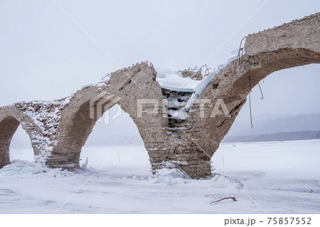 冬の上士幌町糠平湖 雪景色のタウシュベツ川橋梁の写真素材