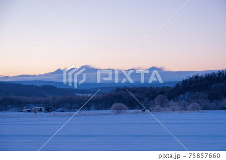 冬の当麻町の風景 夜明け前の大雪山の写真素材
