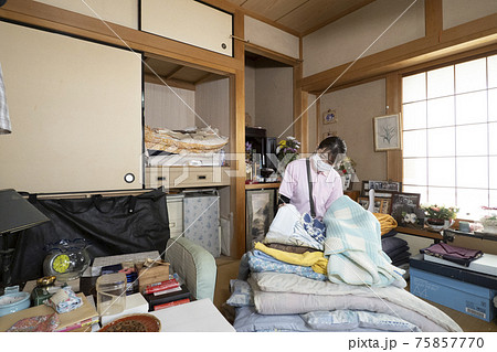 押し入れの片付けをする女性作業員 押し入れの片付けをする女性作業員 75857770