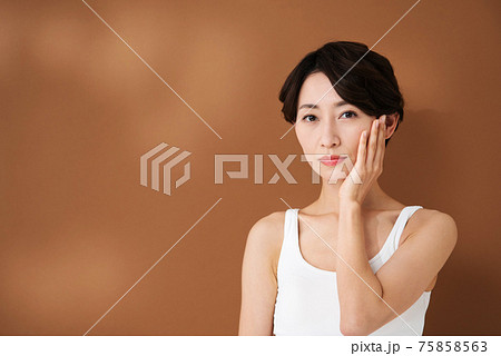 ビューティーイメージ  ミドル女性 75858563