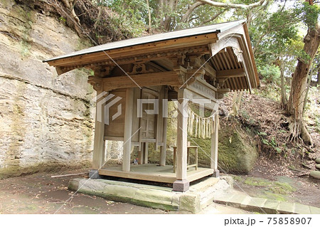 小さな祠 小さな祠 75858907