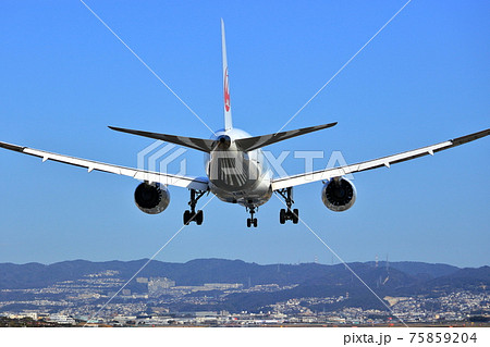 大阪国際空港 Jal 飛行機 着陸態勢 千里川尻の写真素材