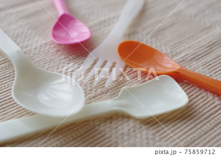 プラスチック製のスプーンとフォーク 75859712