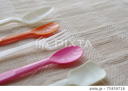 プラスチック製のスプーンとフォーク 75859718