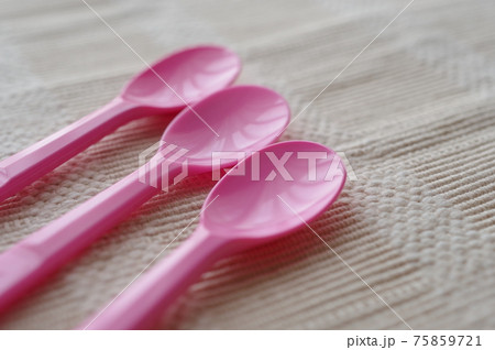 プラスチック製のスプーン 75859721