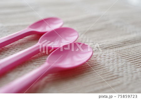 プラスチック製のスプーン 75859723