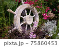 花に囲まれた船の舵 75860453