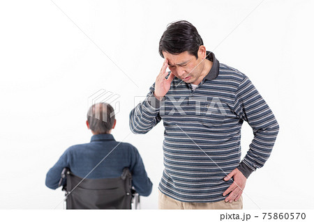 シニア男性　ミドル男性　親子　介護 75860570