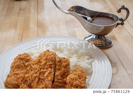 洋食店の伝統的なカツカレー 75861129