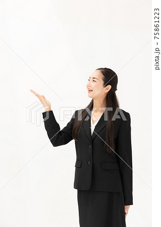 ビジネスイメージ  ミドル女性 75861223