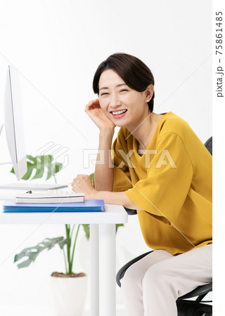 ビジネスイメージ 働く女性 リラックス ビジネスイメージ 働く女性 リラックス 75861485