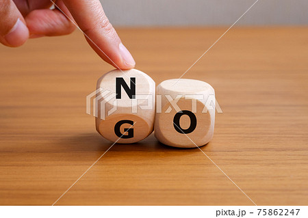 サイコロの目を変える手 NOからGOへ サイコロの目を変える手 NOからGOへ 75862247