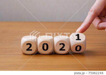 から21へ サイコロの目を変える手の写真素材