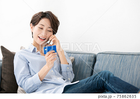 スマホ スマートフォン クレジットカード 女性 スマホ スマートフォン クレジットカード 女性 75862635