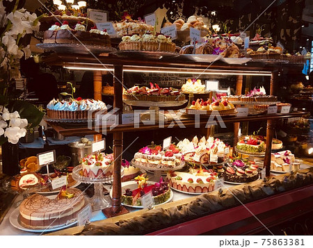 海外のお洒落なケーキ店の写真素材