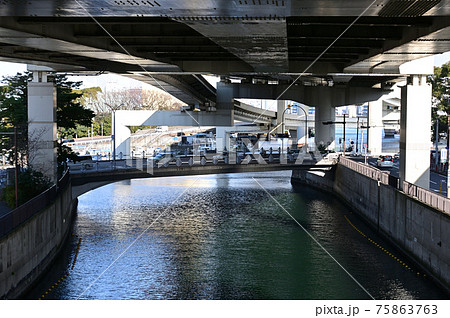 川の上を高速道路が走る横浜-山下橋 75863763