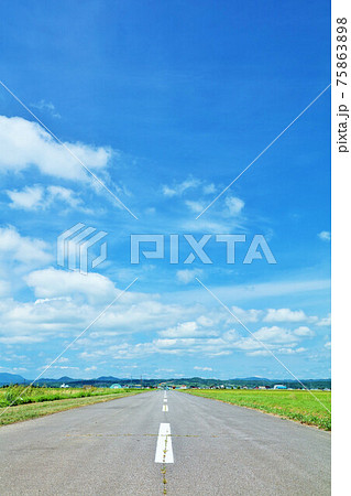 北海道　夏の青空と道 75863898