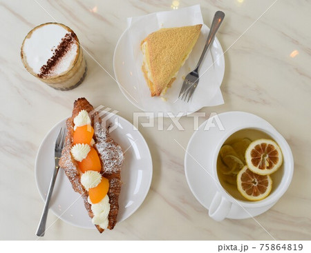 デザート ケーキ パン 75864819