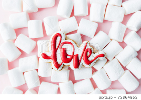 Gingerbread cookies love with white marshmallow. Valentine card. Pink background Gingerbread cookies love with white marshmallow. Valentine card. Pink background 75864865
