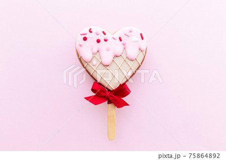 Melting ice cream heart gingerbread cookie. Valentine card. Pink background 75864892