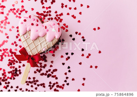 Melting ice cream heart gingerbread cookie. Valentine. Pink background, glitter 75864896