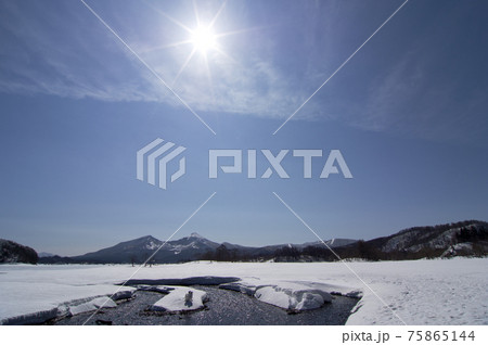冬の寒さが緩む頃、凍った湖も少しずつ溶け始め、太陽の眩しさが強くなってきた 75865144