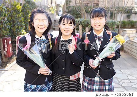 小学校を卒業する6年生女子の写真素材 [75865661] - PIXTA