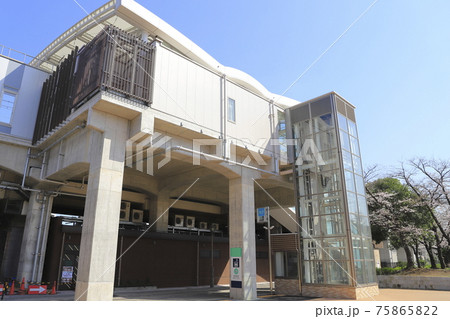 東京メトロ千代田線　春の北綾瀬駅　 75865822