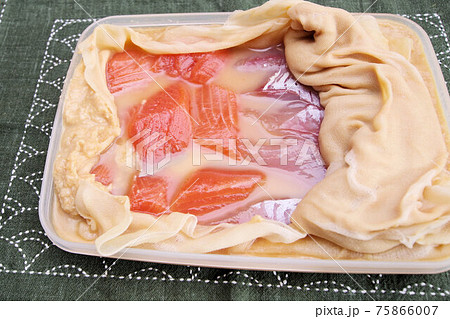 鮭と鱈の切り身を味噌漬けにしている 鮭と鱈の切り身を味噌漬けにしている 75866007