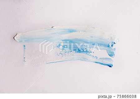 oil paint brush strokes on paper. blue and white 75866038